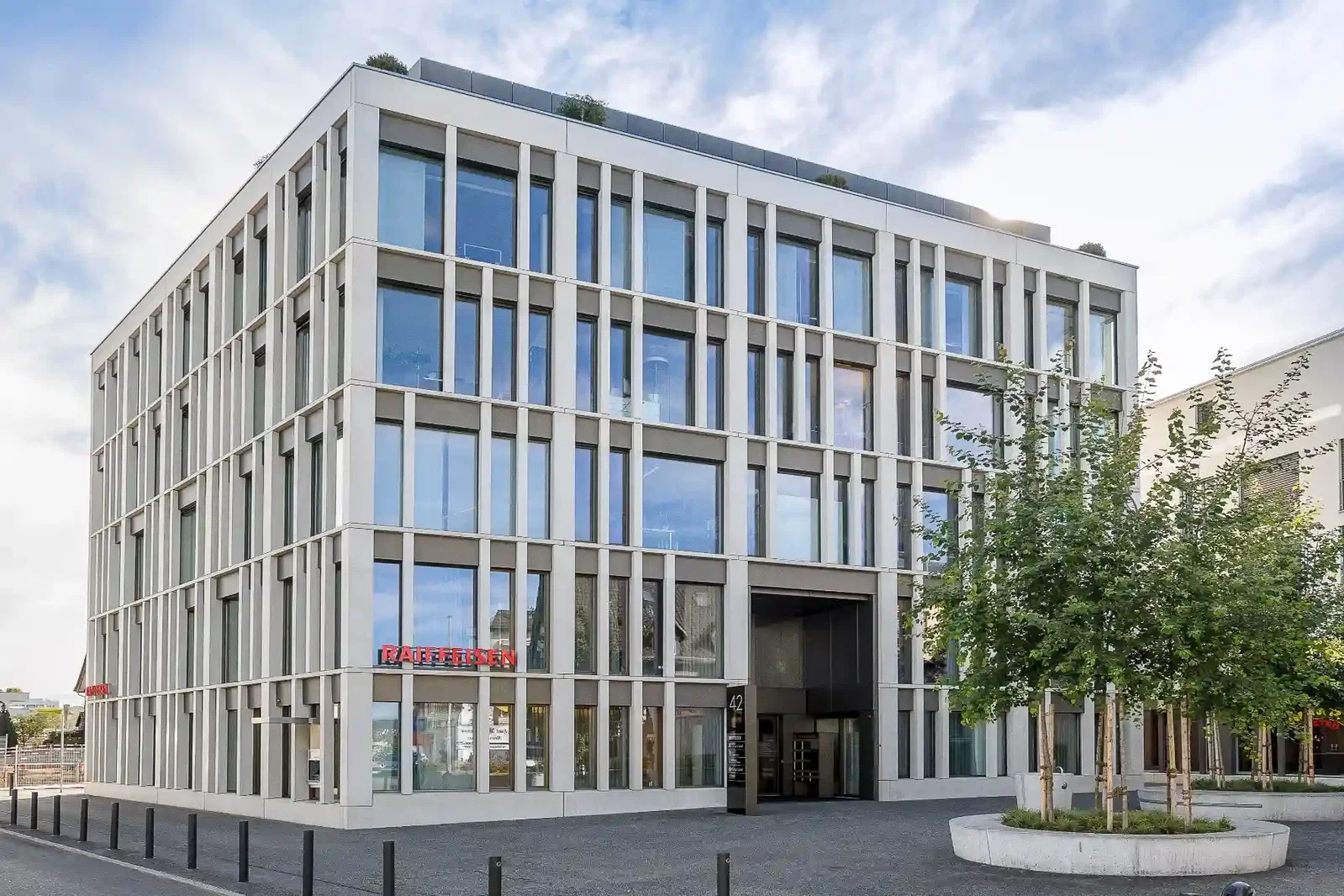 Modern dental practice in the Raiffeisenbank building in Pfäffikon SZ